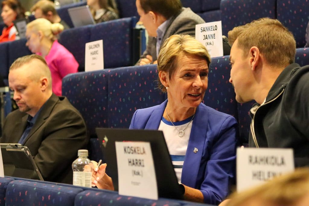 Annu Ridanpää-Taittonen keskustelee valtuustokollegansa kanssa aluevaltuuston kokouksessa